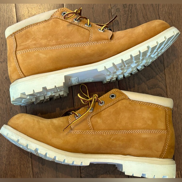 TIMBERLAND s9.5 ladies hiking boots-Worn once! Waterproof suede w/white soles - Picture 1 of 11